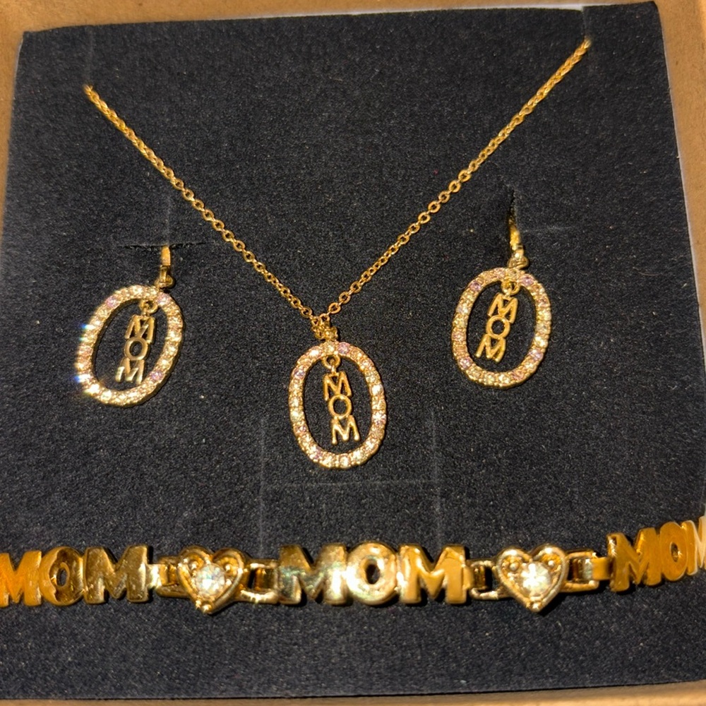 Gold 'MOM' Jewelry Set